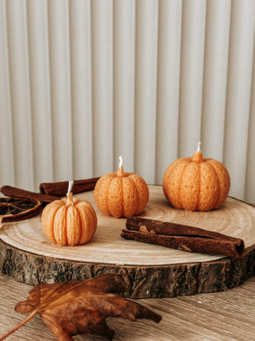 jesienna świeca sojowa w kształcie dyni, z listkami