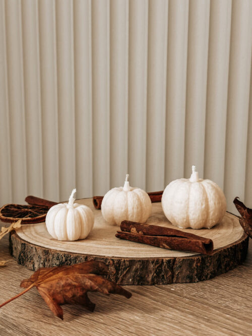 jesienna świeca sojowa w kształcie dyni, z listkami