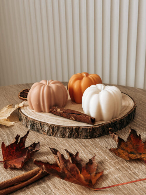 jesienna świeca sojowa w kształcie dyni, z listkami