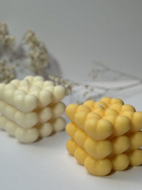 Świece sojowe w kształcie serca bubble, w tle gipsówka