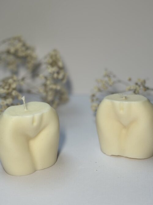Świece sojowe w kształcie pupy, w tle gipsówka