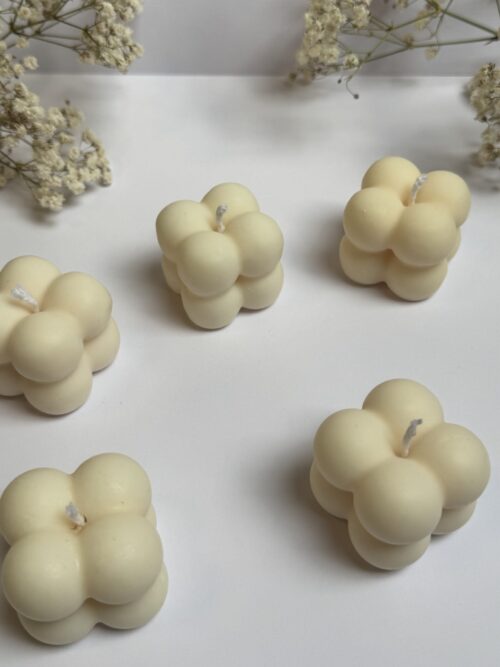 Świece sojowe w kształcie mini bubble, w tle gipsówka