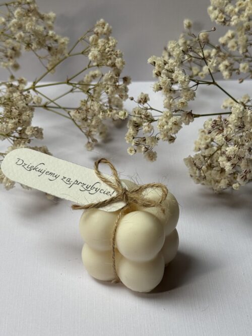 Świece sojowe w kształcie mini bubble z personalizowaną winietką, w tle gipsówka