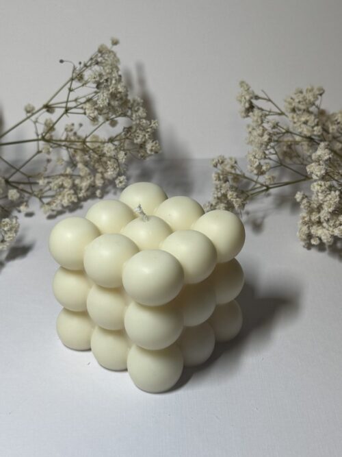 Świeca sojowa w kształcie bubble, w tle gipsówka