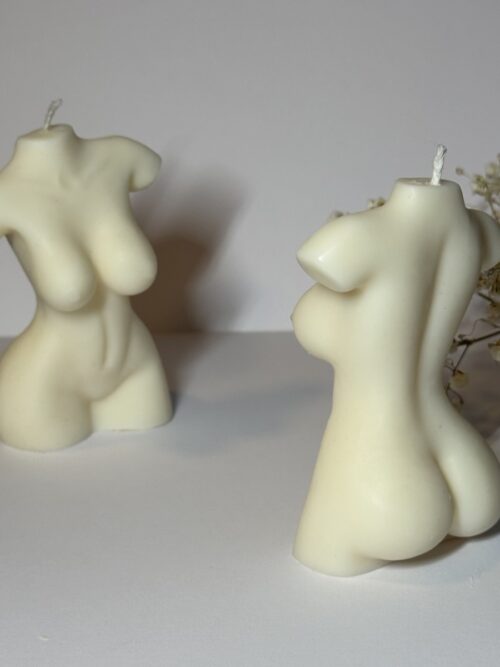 Świeca sojowa w kształcie ciała kobiety, w tle gipsówka