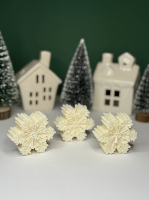 Świece sojowe świąteczne w kształcie śnieżynek z tyłu domki i choinki