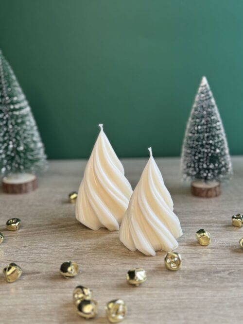 Świece sojowe świąteczne boże narodzenie w kształcie choinek, z tyłu domki, choinki i lampki