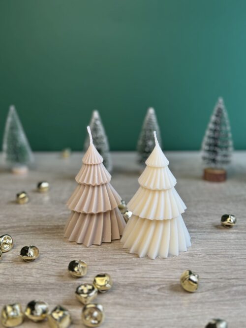 Świece sojowe świąteczne boże narodzenie w kształcie choinek, z tyłu domki, choinki i lampki