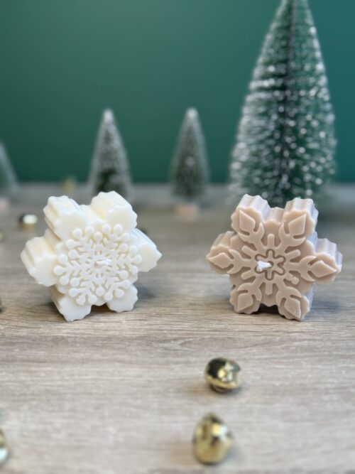 Świece sojowe świąteczne boże narodzenie w kształcie śnieżynek, z tyłu domki, choinki i lampki