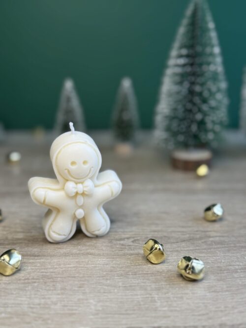 Świece sojowe świąteczne boże narodzenie w kształcie świątecznego ciastka, z tyłu domki, choinki i lampki