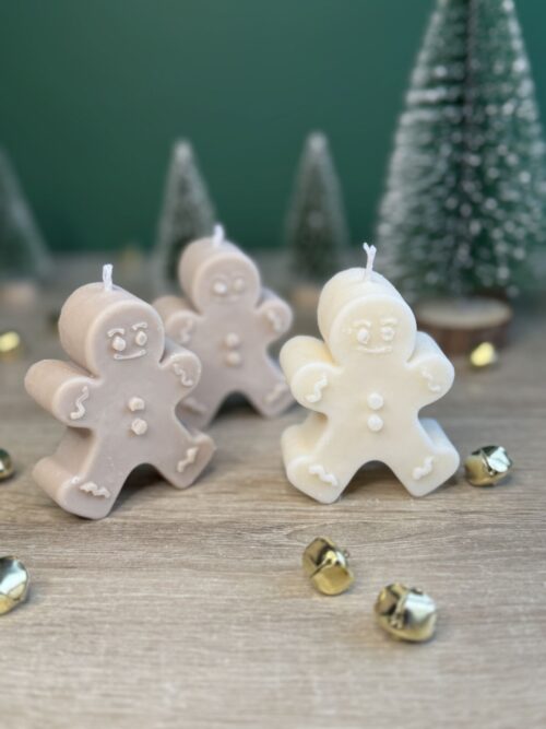 Świece sojowe świąteczne boże narodzenie w kształcie świątecznego ciastka, z tyłu domki, choinki i lampki