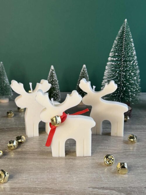 Świece sojowe świąteczne boże narodzenie w kształcie renifera, z tyłu domki, choinki i lampki