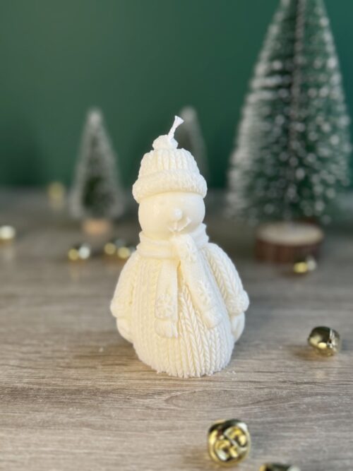 Świece sojowe świąteczne boże narodzenie w kształcie bałwanka, z tyłu domki, choinki i lampki