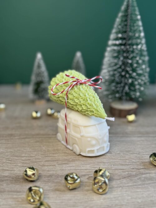 Świece sojowe świąteczne boże narodzenie w kształcie autka z choinką na dachu z tyłu domki, choinki i lampki