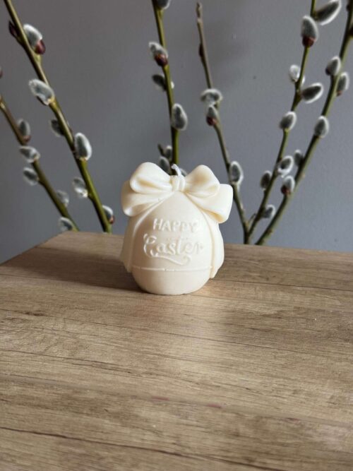 Świeca sojowa w kształcie pisanki z kokardką