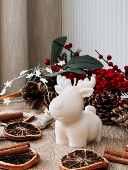 świąteczna świeca sojowa w kształcie wesołego renifera