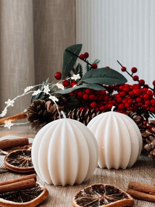 świąteczna świeca sojowa w kształcie bombki