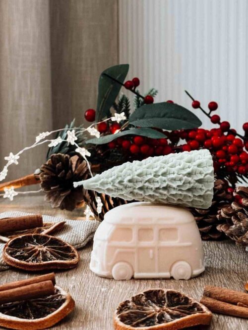 świąteczna świeca sojowa w kształcie autka z choinką na dachu