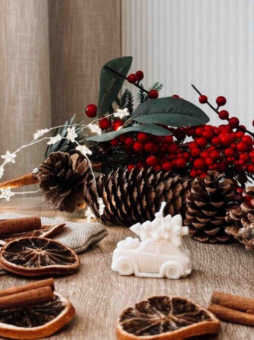 świąteczna świeca sojowa w kształcie autka z choinką